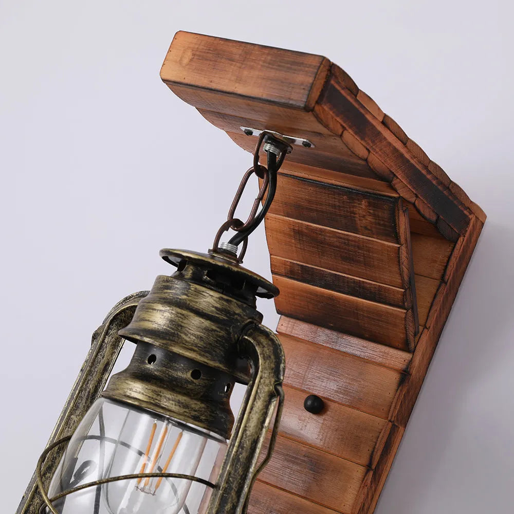 Applique murale lanterne en bois Lyros – Luminaire vintage en pin et métal bronze