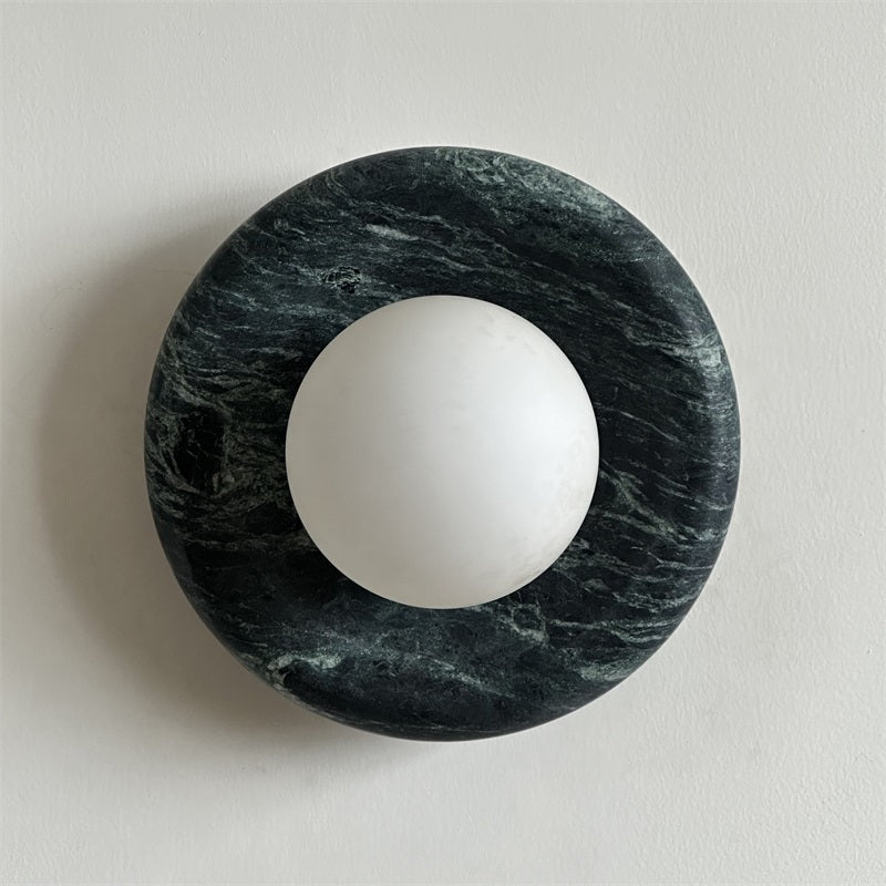 Applique murale en marbre Avi – Globe en verre sur platine de pierre arrondie
