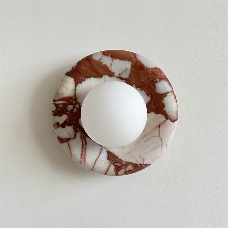 Applique murale en marbre Avi – Globe en verre sur platine de pierre arrondie