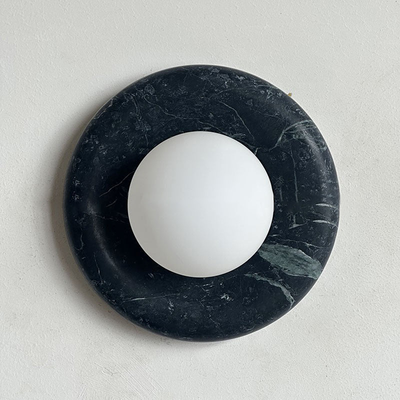 Applique murale en marbre Avi – Globe en verre sur platine de pierre arrondie