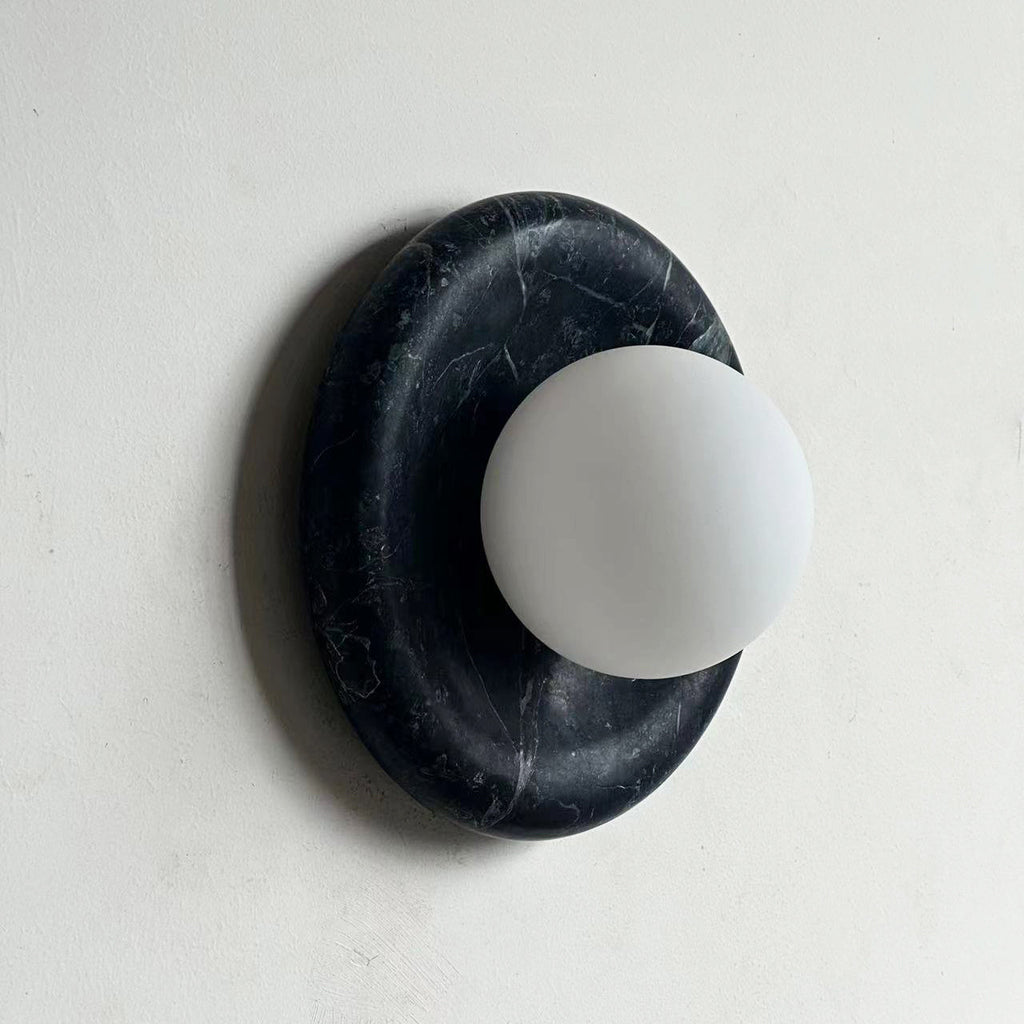Applique murale en marbre Avi – Globe en verre sur platine de pierre arrondie