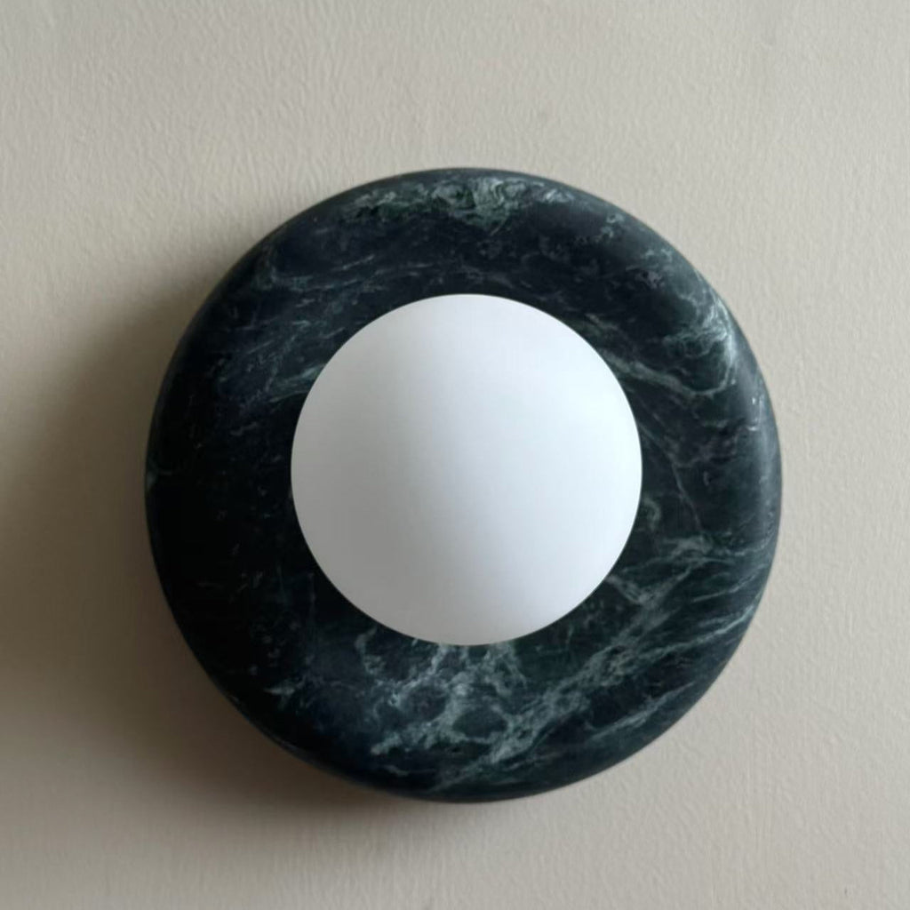 Applique murale en marbre Avi – Globe en verre sur platine de pierre arrondie
