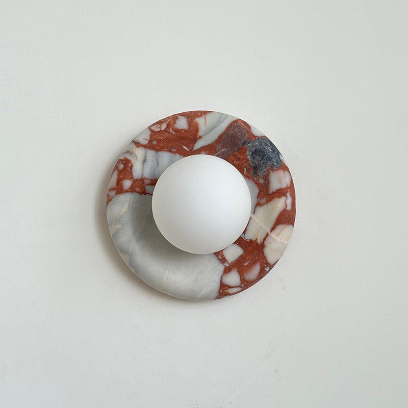 Applique murale en marbre Avi – Globe en verre sur platine de pierre arrondie