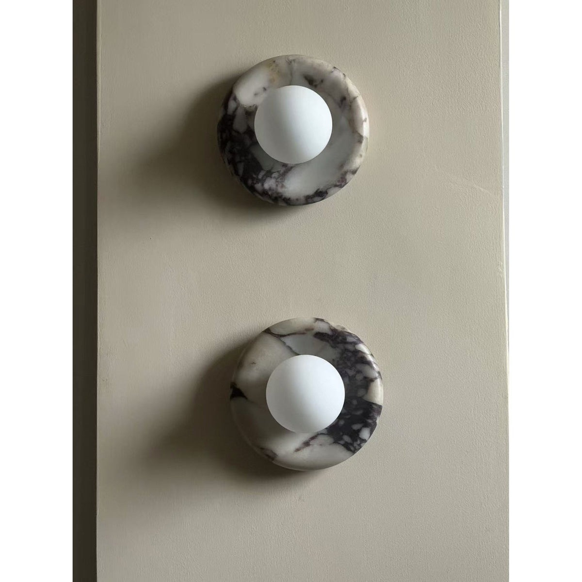 Applique murale en marbre Avi – Globe en verre sur platine de pierre arrondie