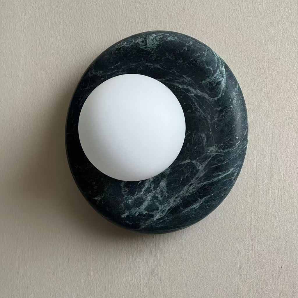 Applique murale en marbre Avi – Globe en verre sur platine de pierre arrondie