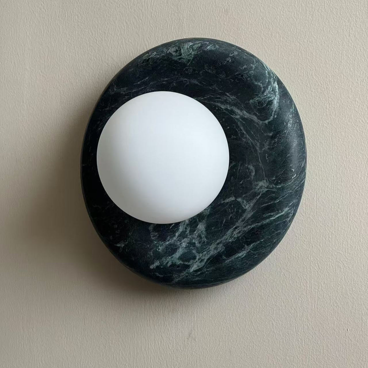 Applique murale en marbre Avi – Globe en verre sur platine de pierre arrondie
