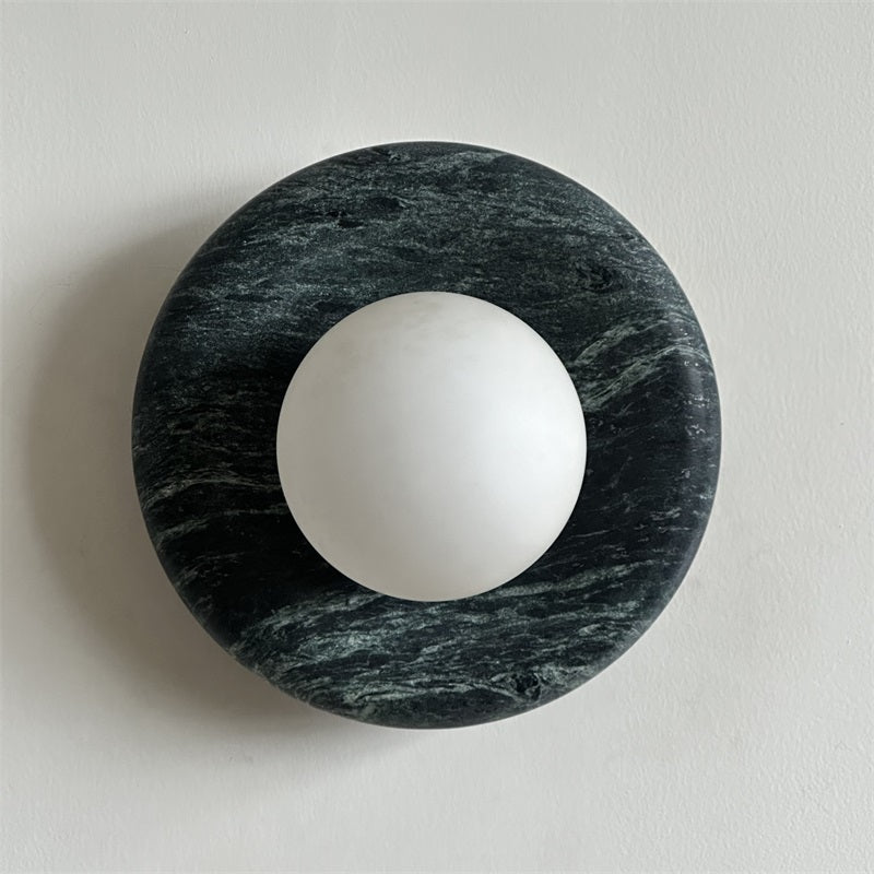 Applique murale en marbre Avi – Globe en verre sur platine de pierre arrondie