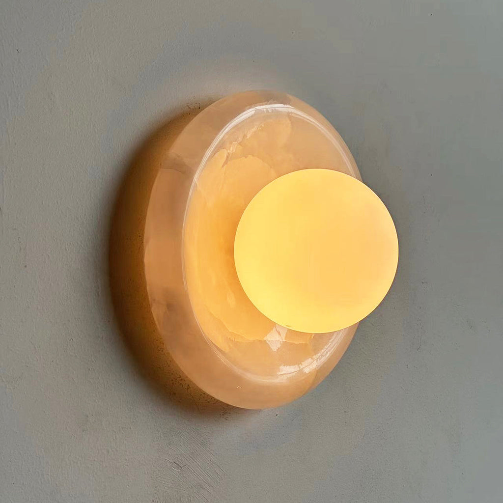 Applique murale en marbre Avi – Globe en verre sur platine de pierre arrondie