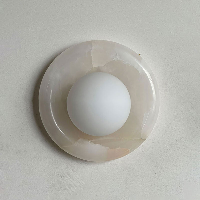 Applique murale en marbre Avi – Globe en verre sur platine de pierre arrondie
