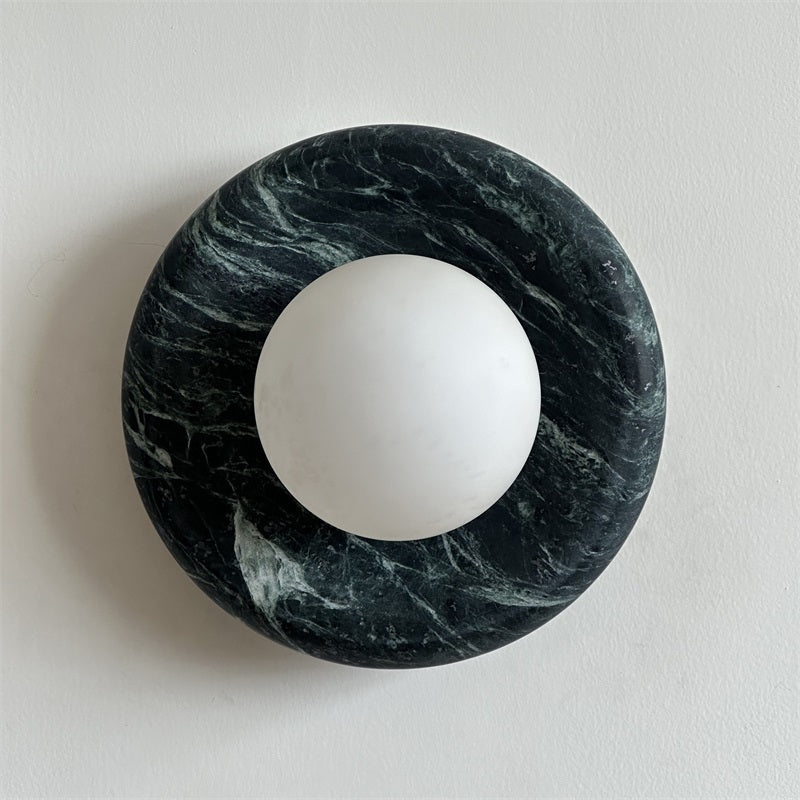 Applique murale en marbre Avi – Globe en verre sur platine de pierre arrondie