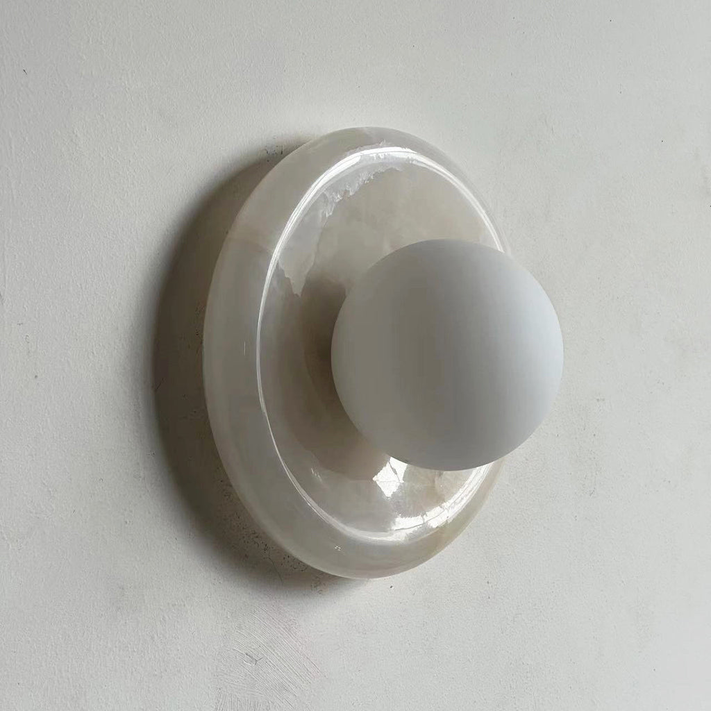 Applique murale en marbre Avi – Globe en verre sur platine de pierre arrondie