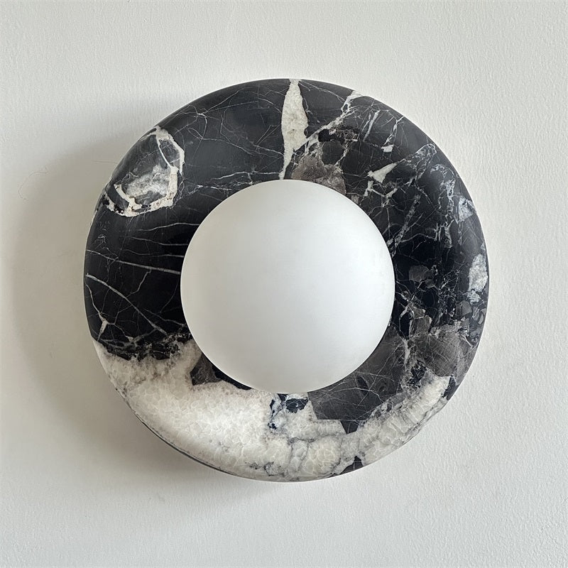 Applique murale en marbre Avi – Globe en verre sur platine de pierre arrondie