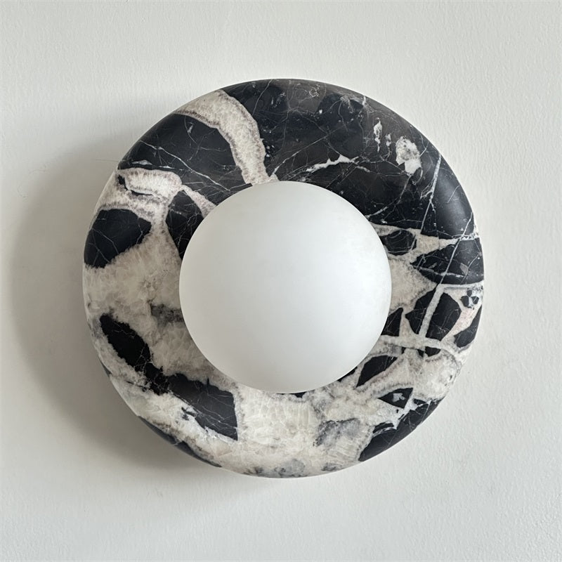 Applique murale en marbre Avi – Globe en verre sur platine de pierre arrondie