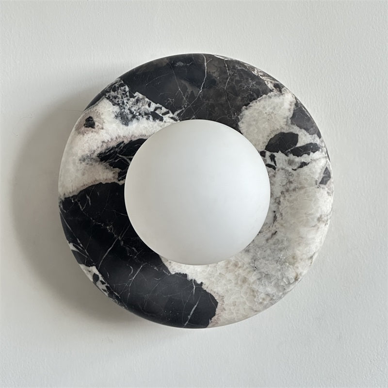 Applique murale en marbre Avi – Globe en verre sur platine de pierre arrondie
