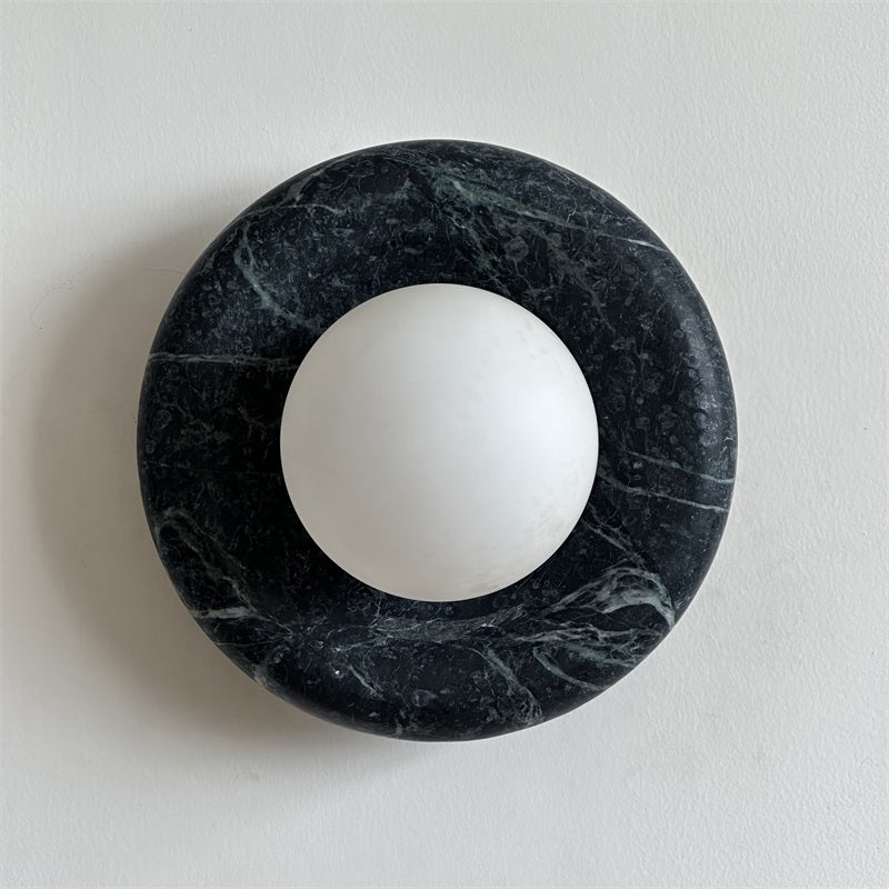 Applique murale en marbre Avi – Globe en verre sur platine de pierre arrondie