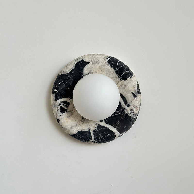 Applique murale en marbre Avi – Globe en verre sur platine de pierre arrondie