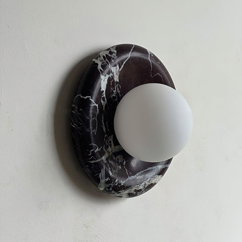 Applique murale en marbre Avi – Globe en verre sur platine de pierre arrondie