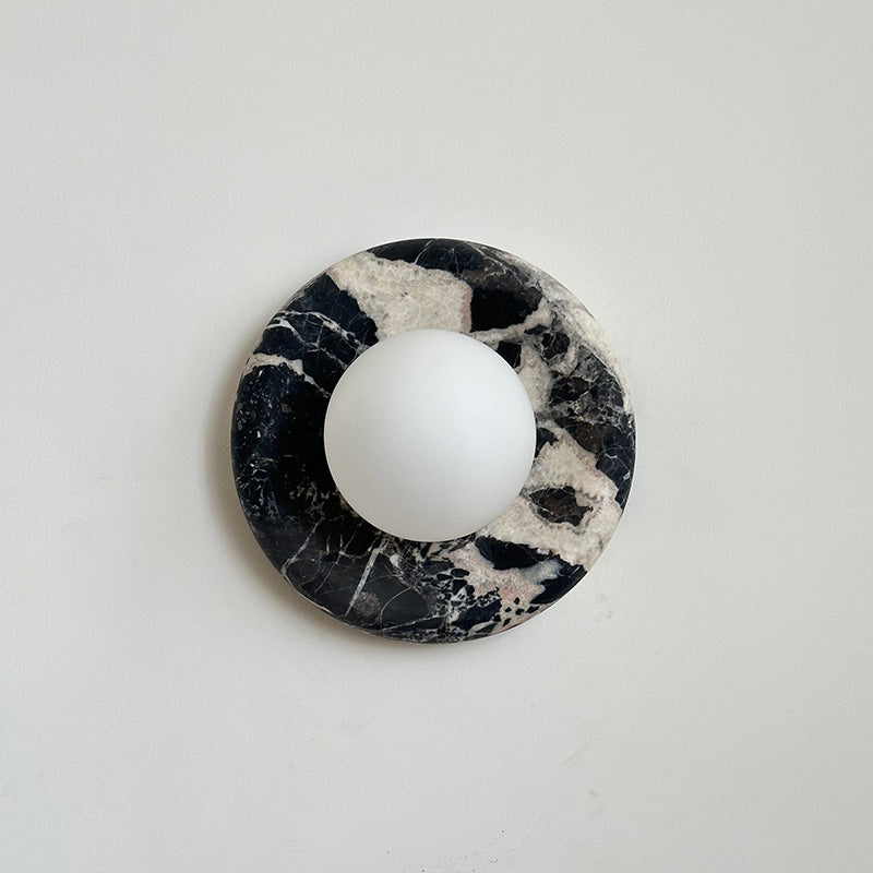 Applique murale en marbre Avi – Globe en verre sur platine de pierre arrondie