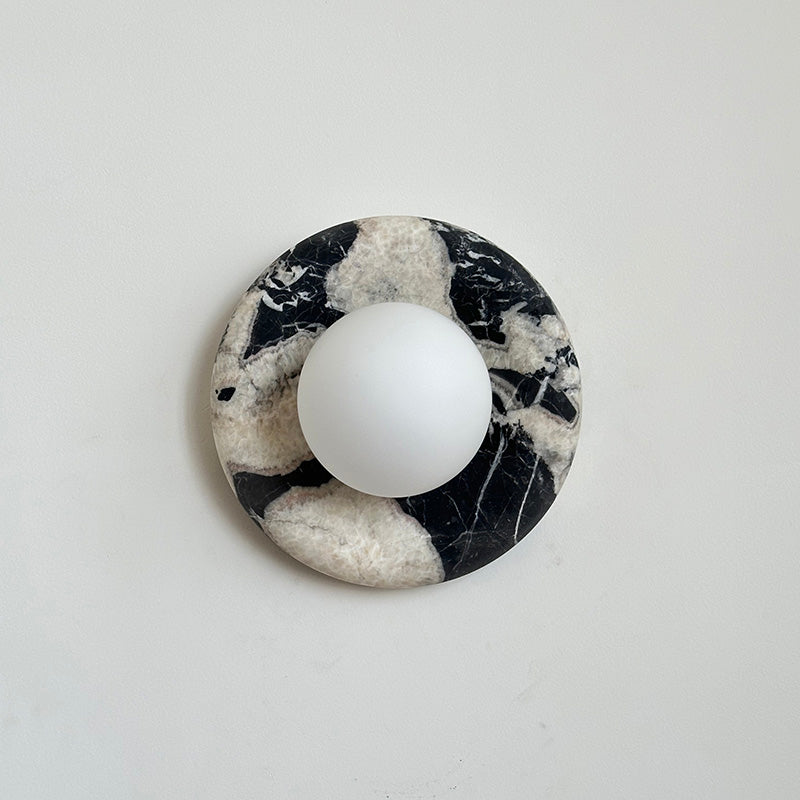 Applique murale en marbre Avi – Globe en verre sur platine de pierre arrondie