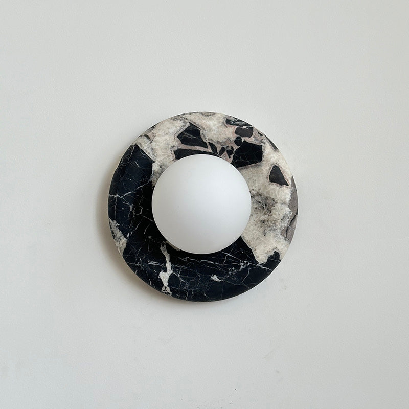 Applique murale en marbre Avi – Globe en verre sur platine de pierre arrondie