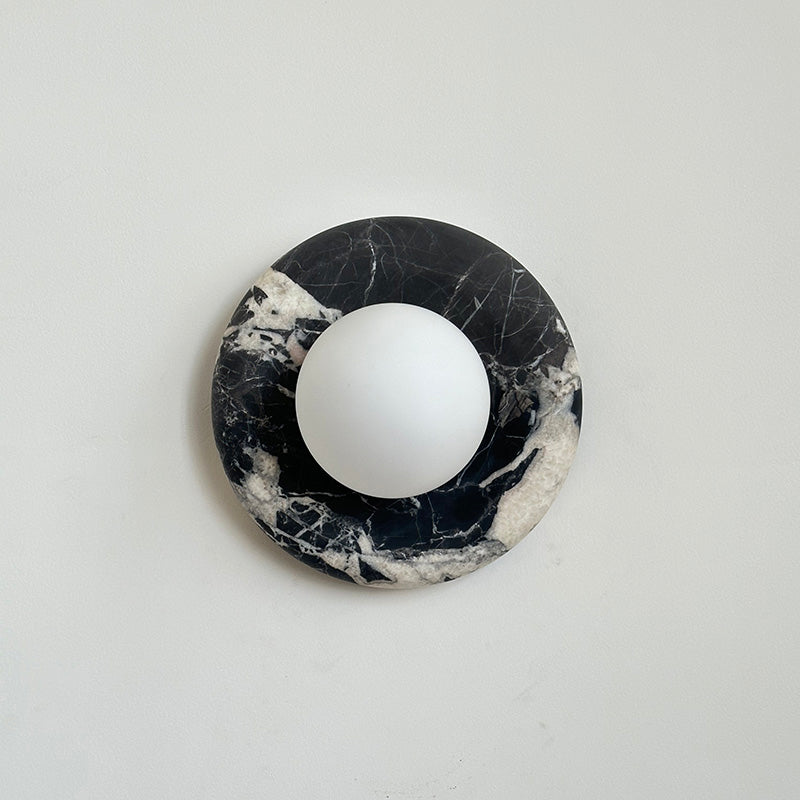 Applique murale en marbre Avi – Globe en verre sur platine de pierre arrondie