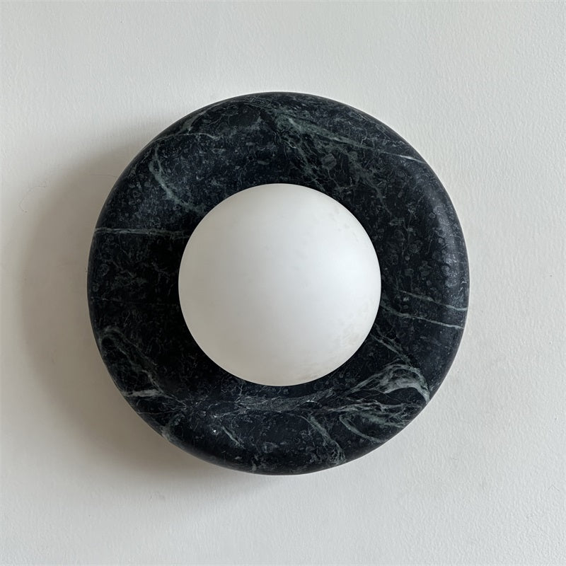Applique murale en marbre Avi – Globe en verre sur platine de pierre arrondie