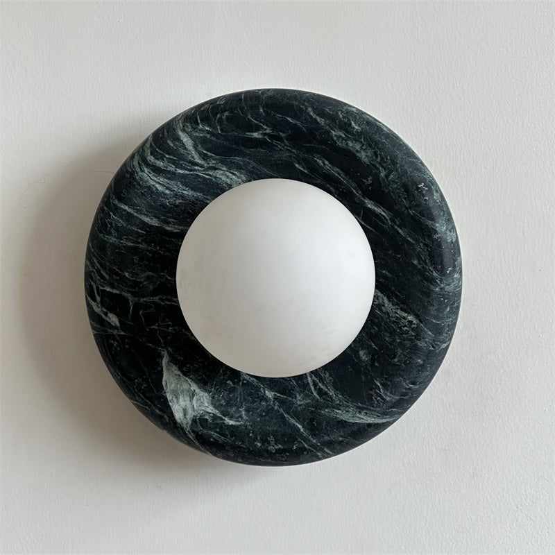 Applique murale en marbre Avi – Globe en verre sur platine de pierre arrondie