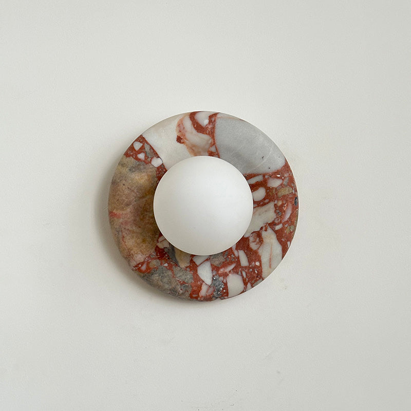 Applique murale en marbre Avi – Globe en verre sur platine de pierre arrondie