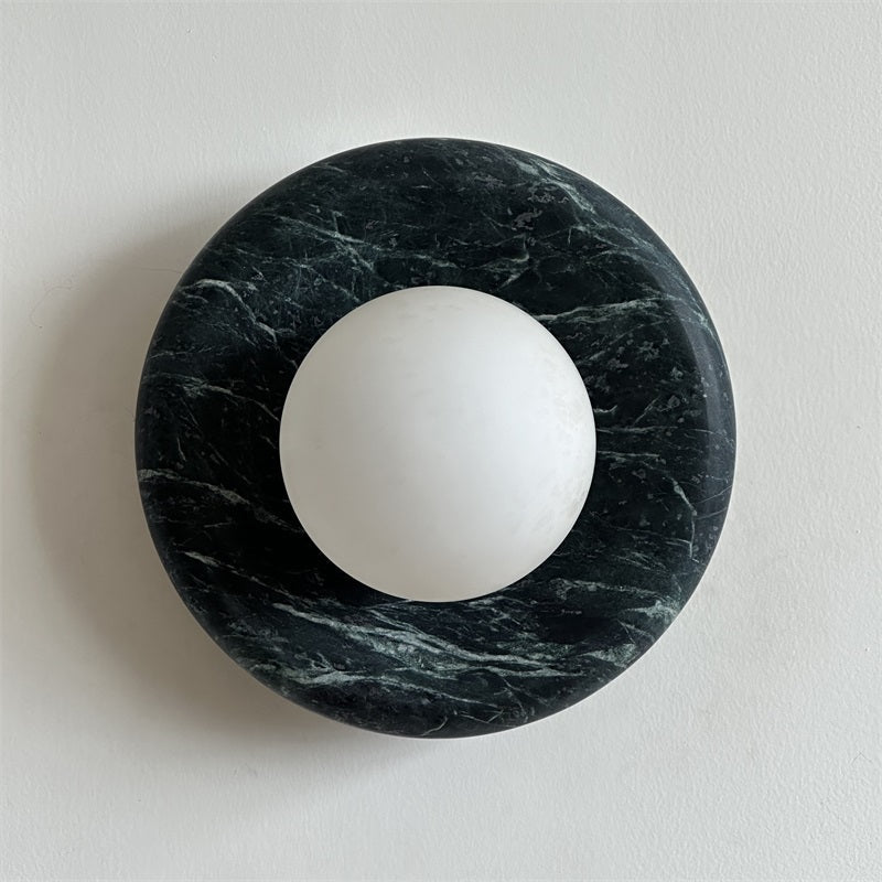 Applique murale en marbre Avi – Globe en verre sur platine de pierre arrondie