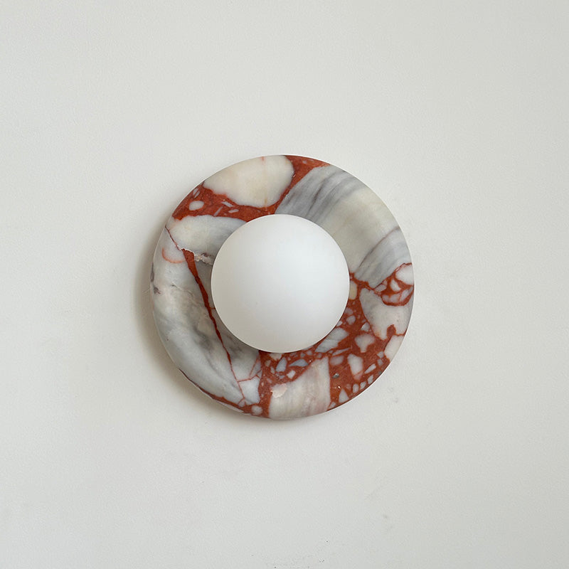 Applique murale en marbre Avi – Globe en verre sur platine de pierre arrondie