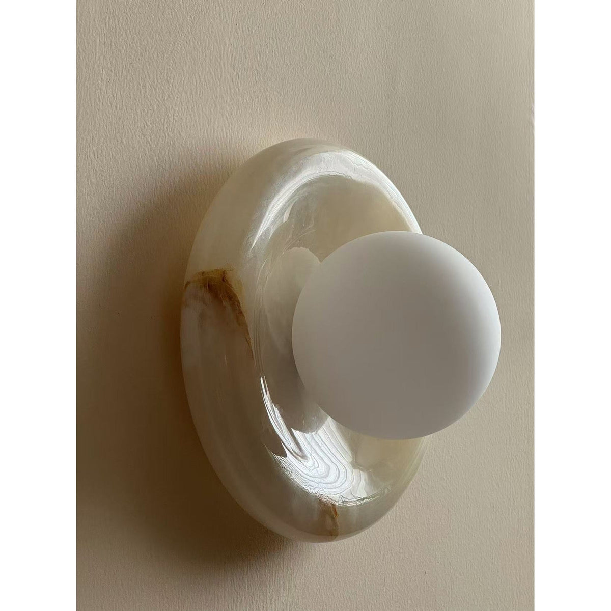 Applique murale en marbre Avi – Globe en verre sur platine de pierre arrondie