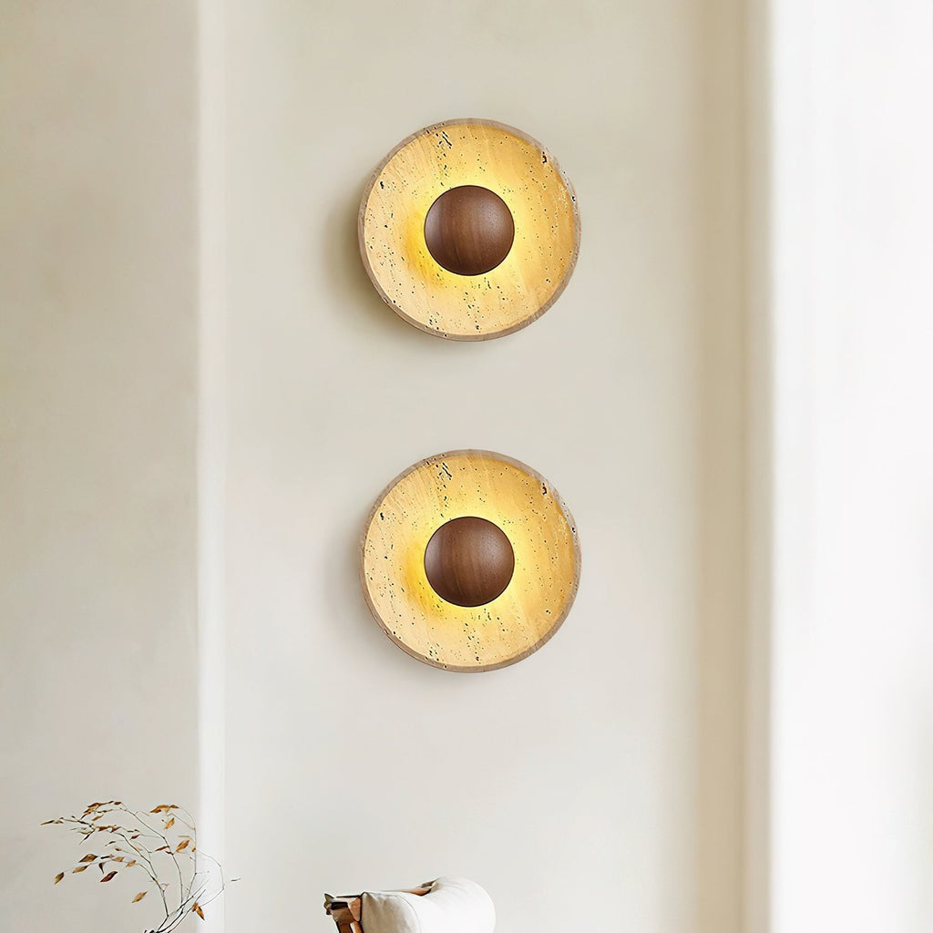 Applique murale en travertin Aveny – Disque de pierre et sphère en bois