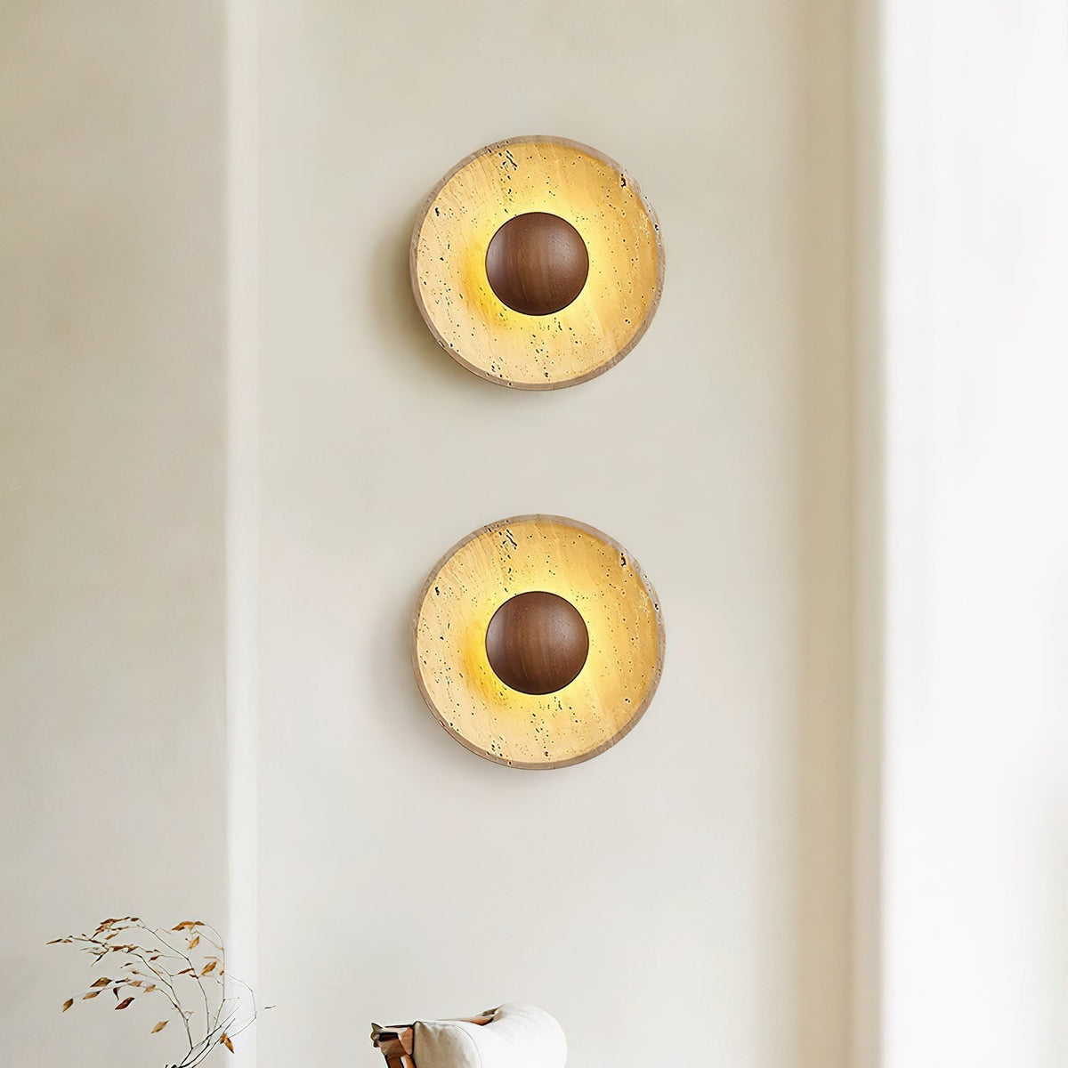 Applique murale en travertin Aveny – Disque de pierre et sphère en bois