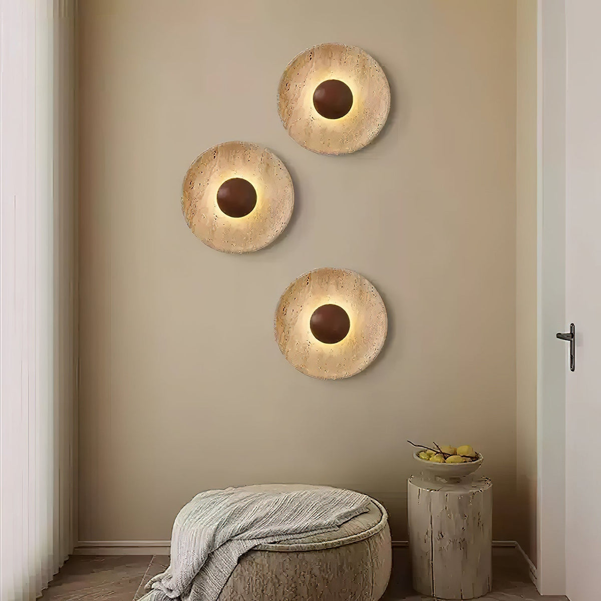 Applique murale en travertin Aveny – Disque de pierre et sphère en bois