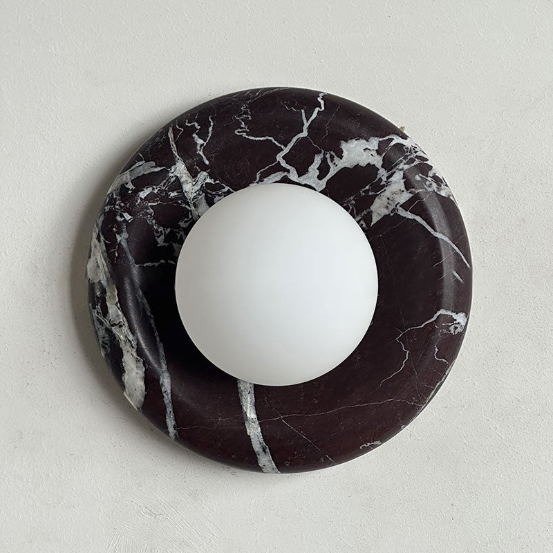 Applique murale en marbre Avi – Globe en verre sur platine de pierre arrondie
