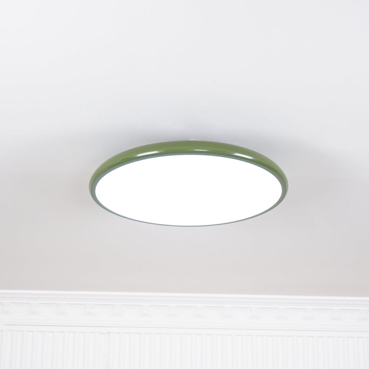 Plafonnier orientable coloré Fyne – Métal et acrylique, tête réglable beige ou verte