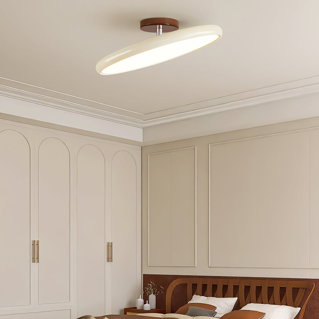 Plafonnier orientable coloré Fyne – Métal et acrylique, tête réglable beige ou verte