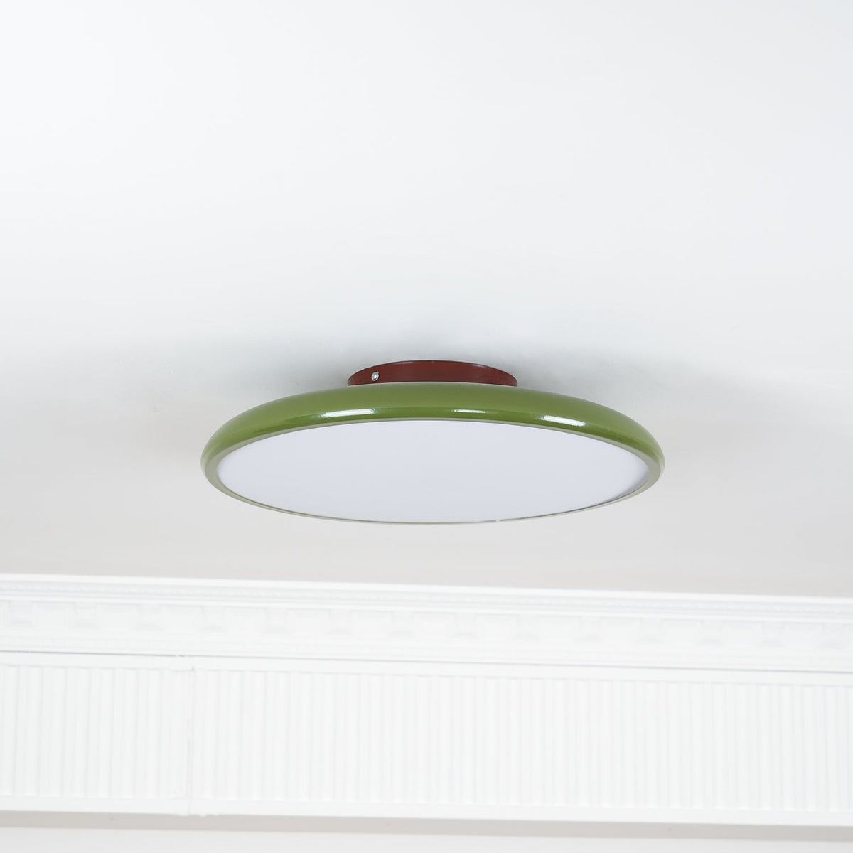 Plafonnier orientable coloré Fyne – Métal et acrylique, tête réglable beige ou verte