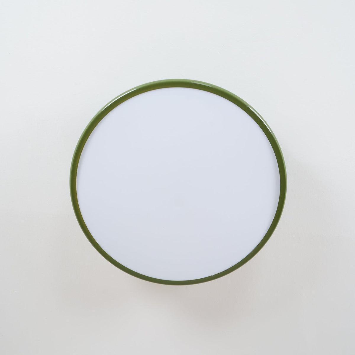 Plafonnier orientable coloré Fyne – Métal et acrylique, tête réglable beige ou verte