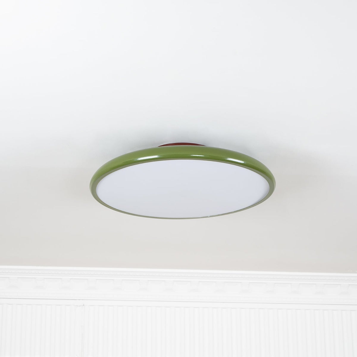 Plafonnier orientable coloré Fyne – Métal et acrylique, tête réglable beige ou verte