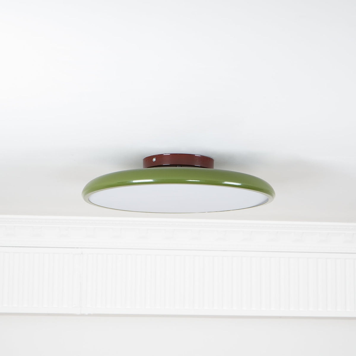 Plafonnier orientable coloré Fyne – Métal et acrylique, tête réglable beige ou verte