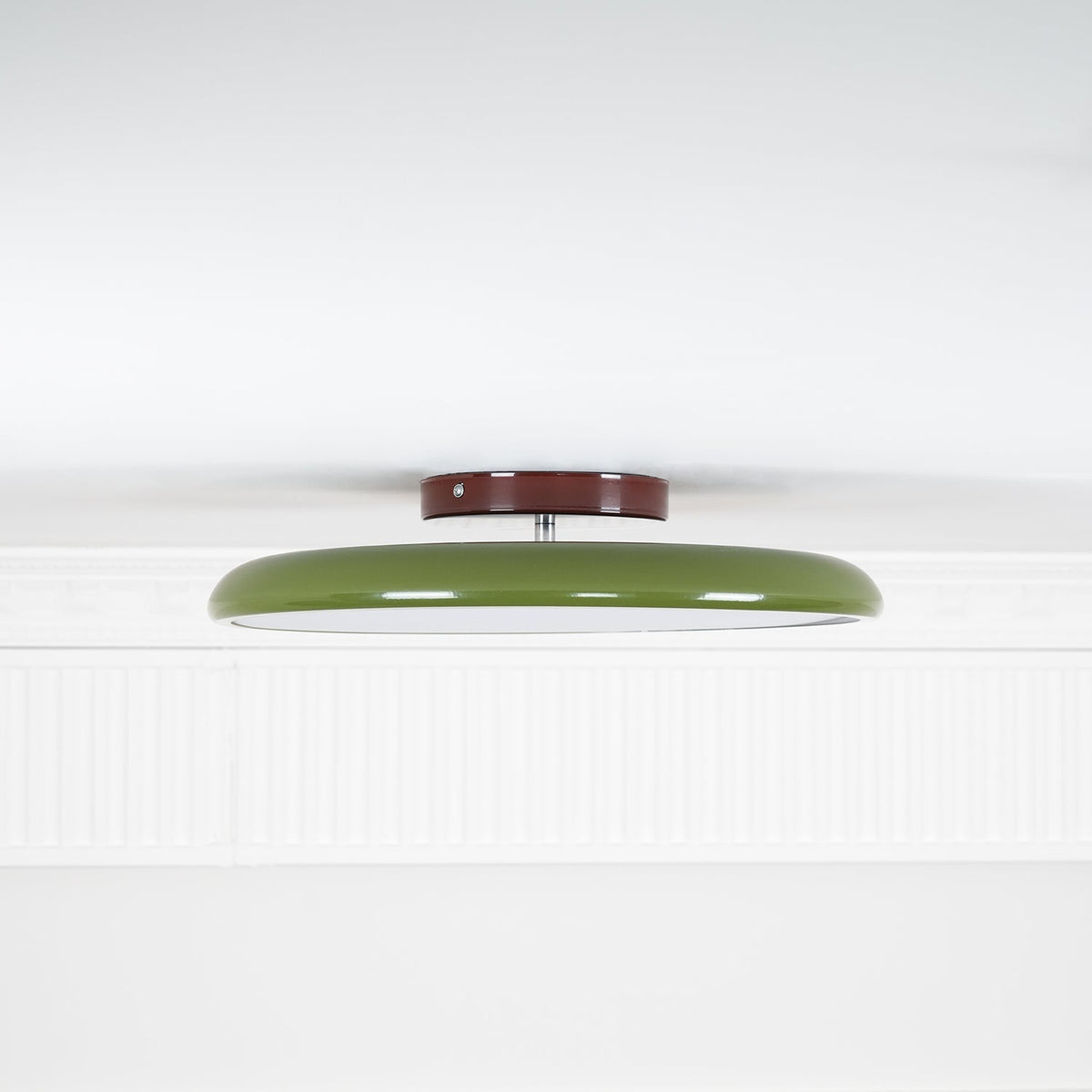 Plafonnier orientable coloré Fyne – Métal et acrylique, tête réglable beige ou verte