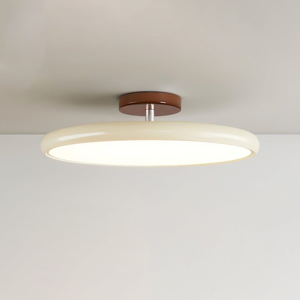 Plafonnier orientable coloré Fyne – Métal et acrylique, tête réglable beige ou verte