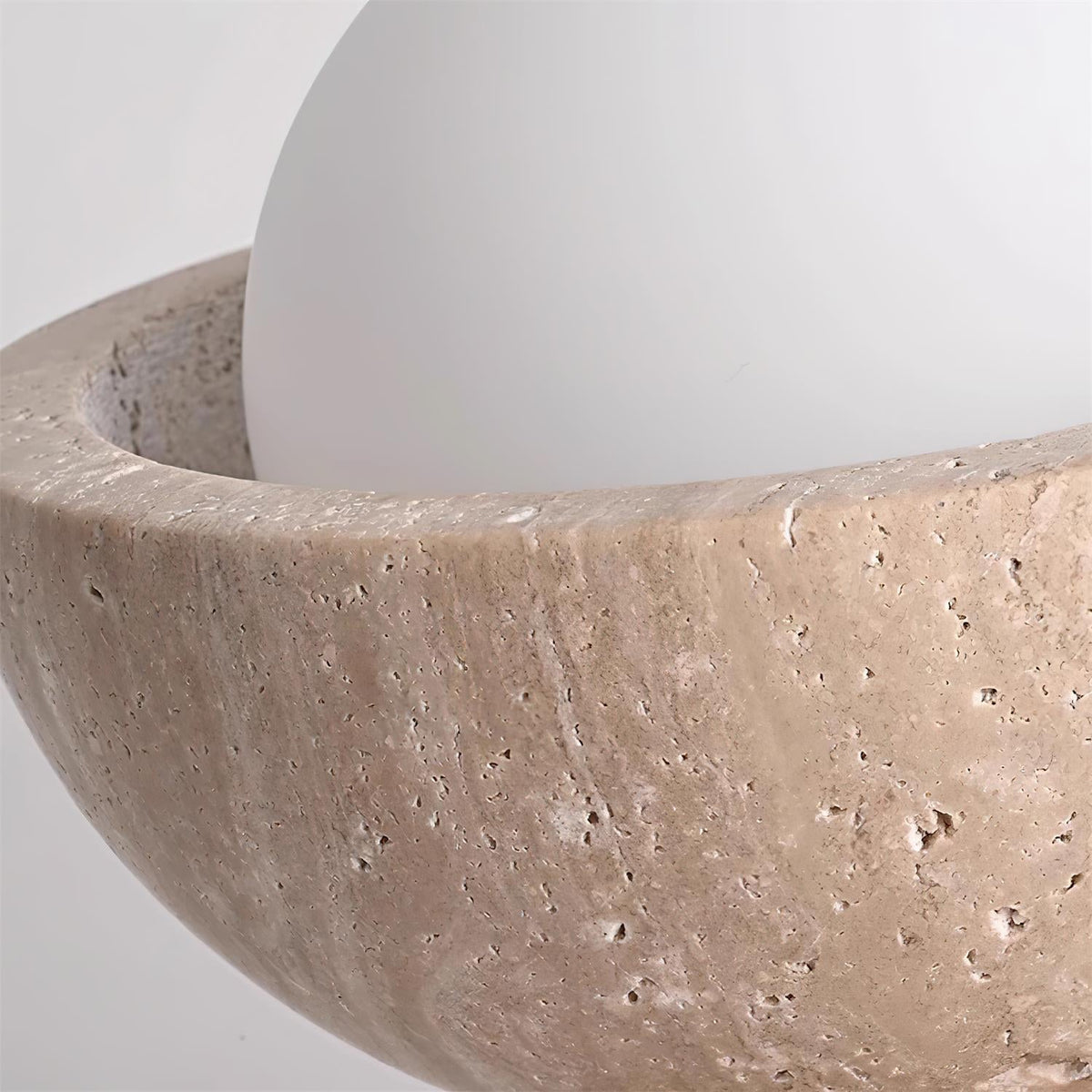 Plafonnier en travertin Mysa – Globe en verre et bois, luminaire minimaliste en pierre