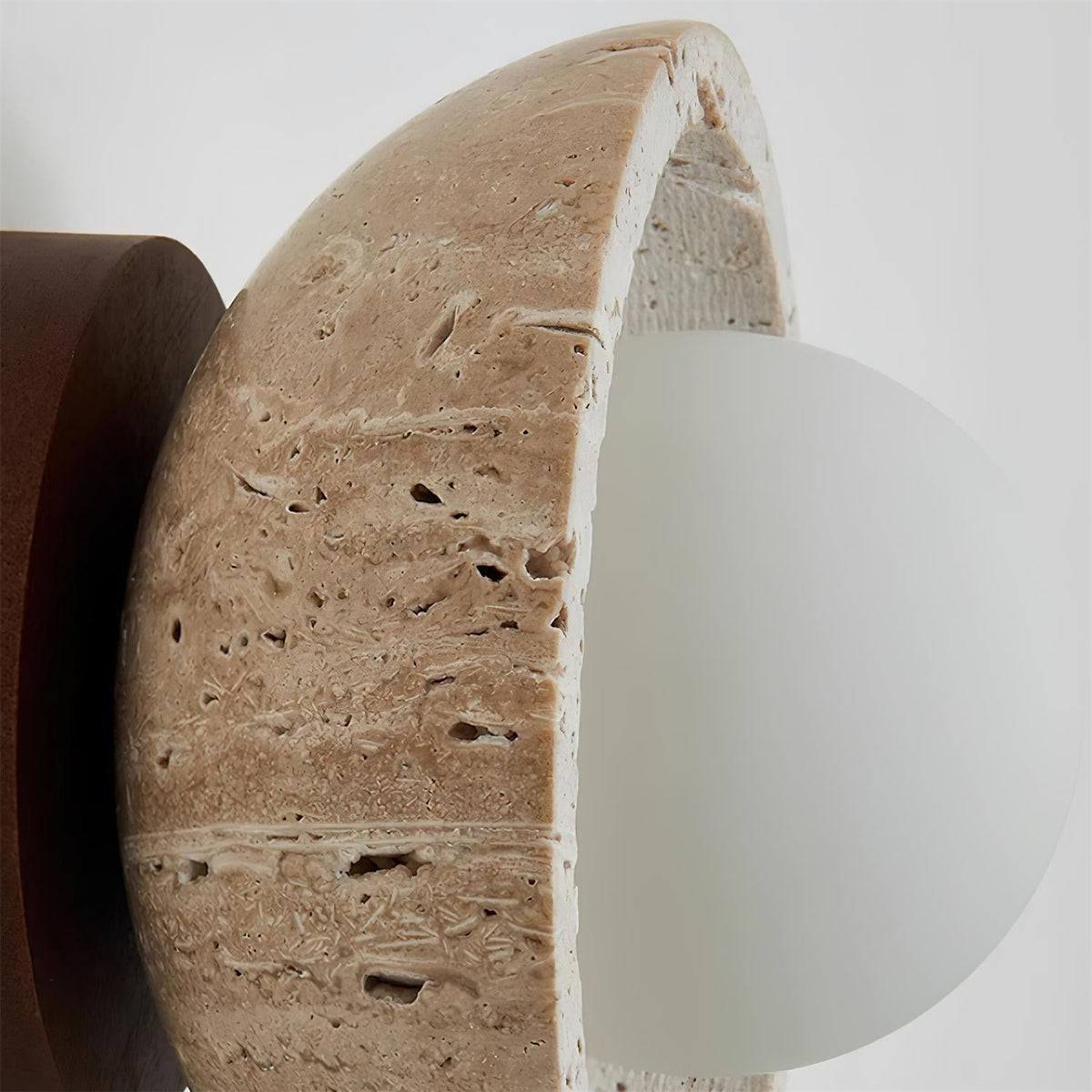 Plafonnier en travertin Mysa – Globe en verre et bois, luminaire minimaliste en pierre