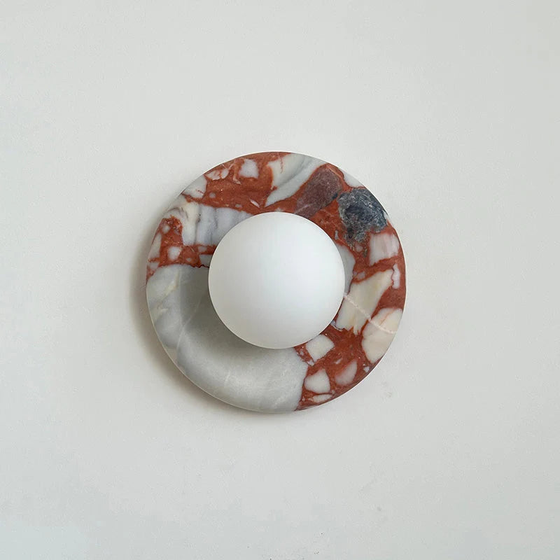 Applique murale en marbre Avi – Globe en verre sur platine de pierre arrondie