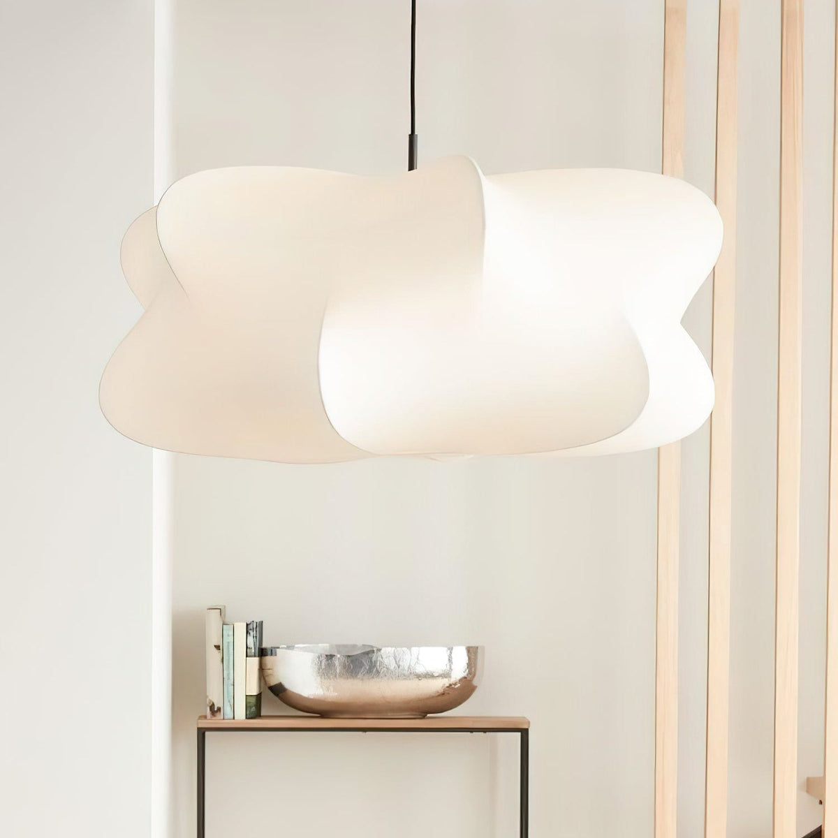 Suspension cocon en soie Pino – Luminaire organique en soie de mûrier et métal