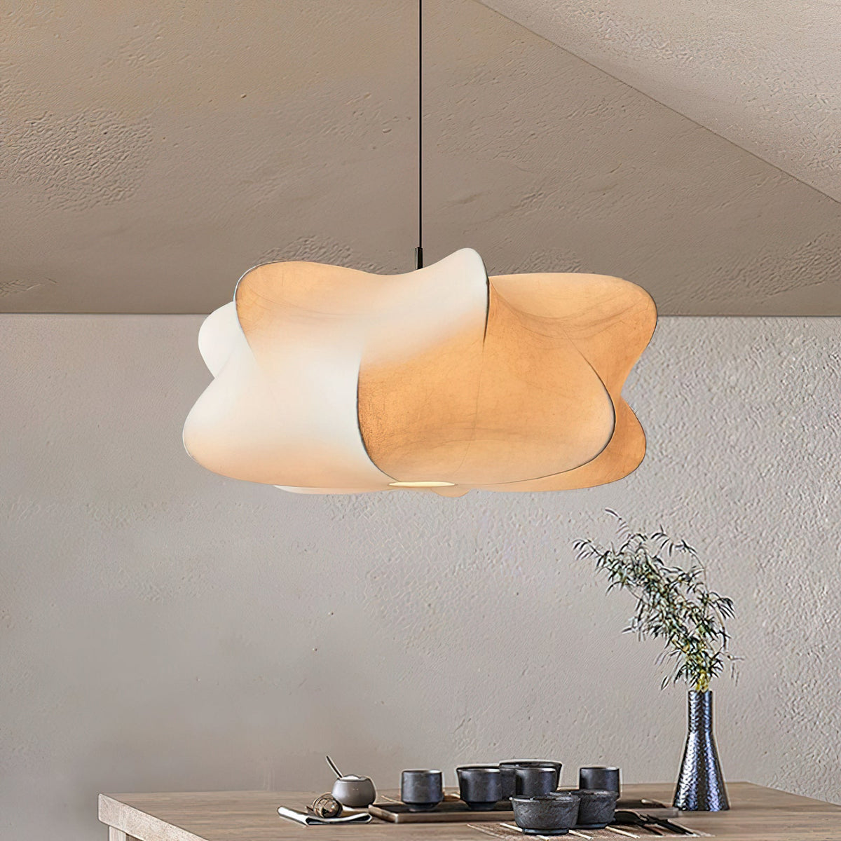 Suspension cocon en soie Pino – Luminaire organique en soie de mûrier et métal