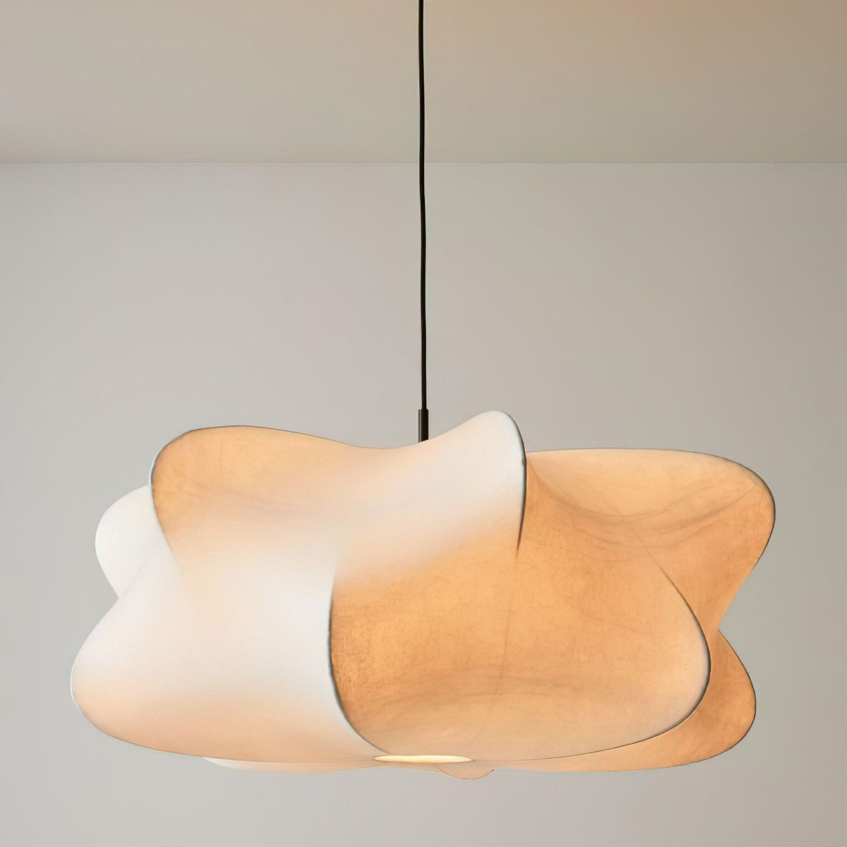 Suspension cocon en soie Pino – Luminaire organique en soie de mûrier et métal