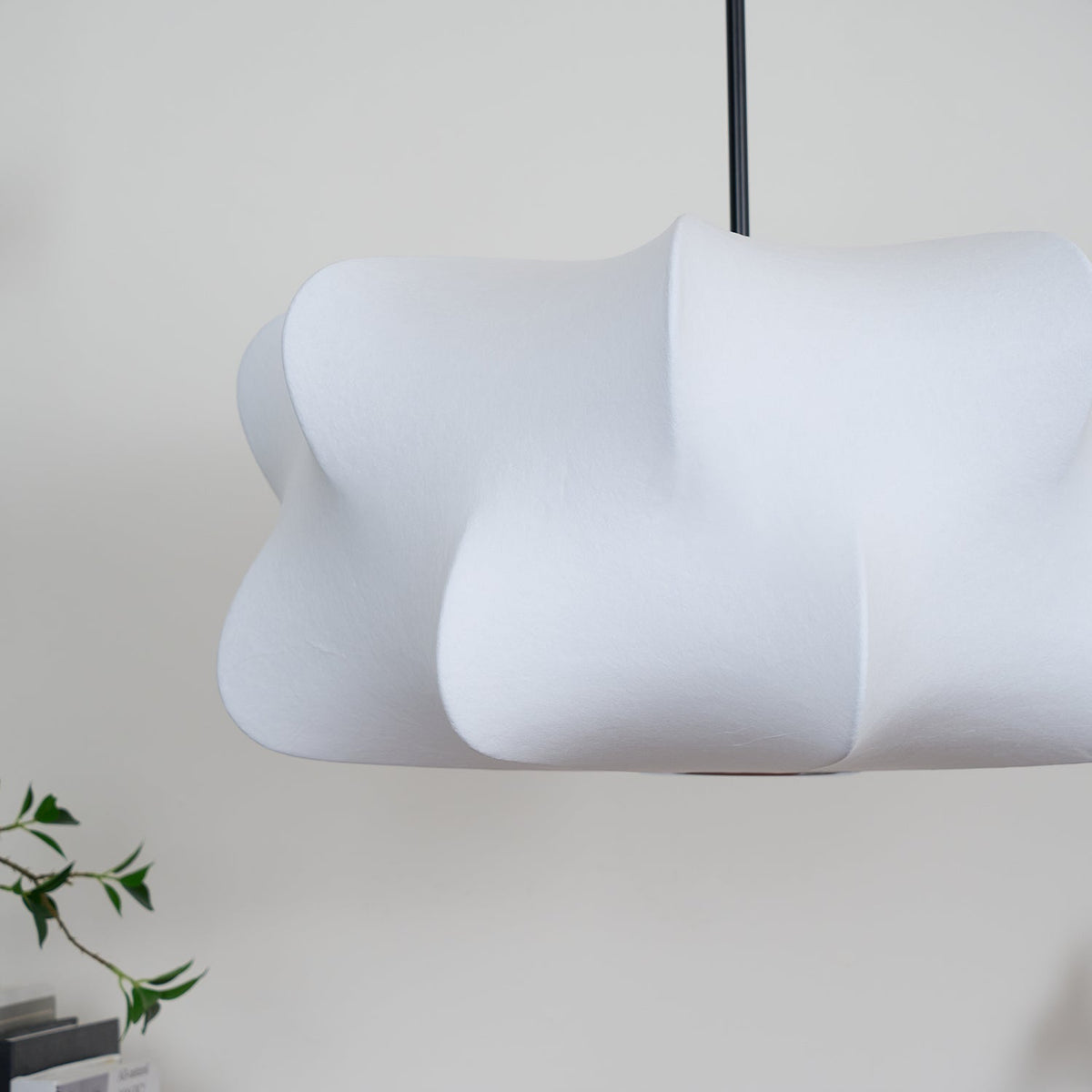 Suspension cocon en soie Pino – Luminaire organique en soie de mûrier et métal